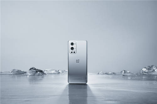 OnePlus 9 Pro 空山基閃銀限定禮驚艷亮相 帶來科幻潮流體驗