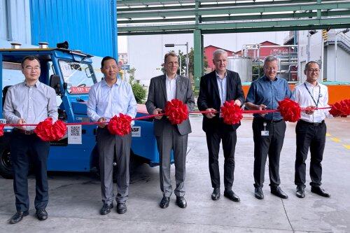 馭勢科技無人駕駛物流車率先駛?cè)氚退狗蚱謻|基地