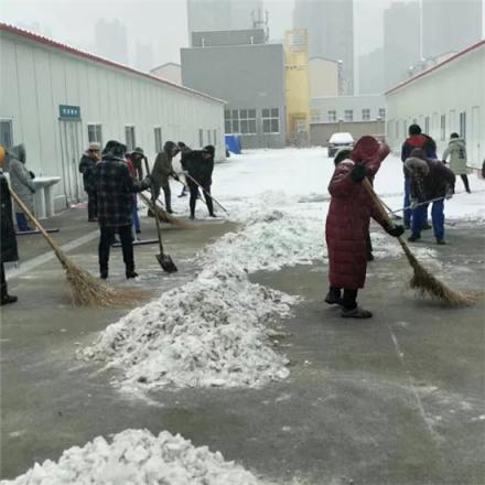 掃雪除冰保暢通 黃河科技學(xué)院315附屬醫(yī)院比雪更美的掃雪人！