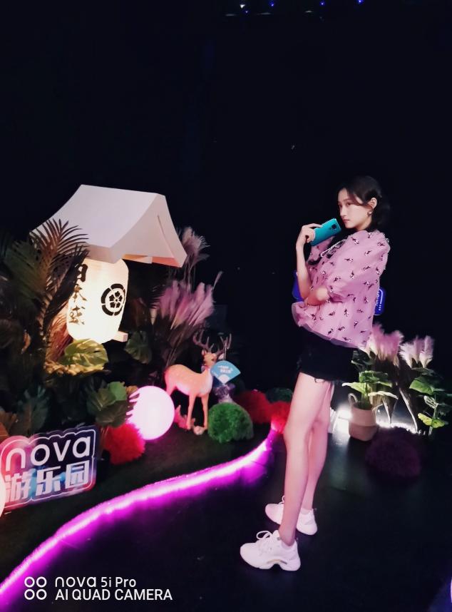 關(guān)曉彤打卡“nova 游樂園”，nova 5i Pro成女神游園標(biāo)配