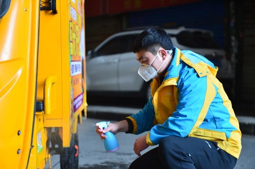 戰(zhàn)“疫”快遞小哥：半日達恢復了，也希望早點看到車水馬龍